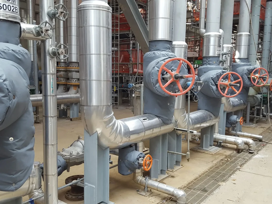 Petrokimya tesisinde vana ceketi uygulaması, sökülebilir endüstriyel izolasyon